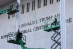 Trump không chịu gỡ tên khỏi mặt tiền Trung tâm Nghệ thuật Kennedy