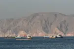Tàu thương mại bị mắc kẹt ở eo biển Hormuz: 14 người thiệt mạng, hàng ngàn người mắc kẹt