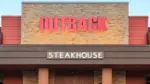 Trượt ngã vì khoai tây nghiền, một phụ nữ kiện Outback Steakhouse $1,5 triệu