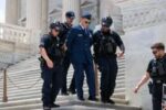 Thiếu tá không quân bị bắt sau khi kêu gọi luận tội Trump trên bậc thềm Điện Capitol.