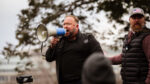 Alex Jones kêu gọi luận tội Trump ngay lập tức.