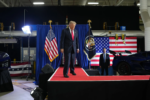 Sau khi xem đua xe sang, Trump đổ lỗi chi phí đắt đỏ cho Biden