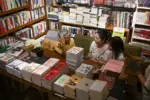 Trung – Nhật căng như dây đàn, Hong Kong thu hẹp tự do