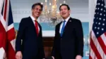 Tân ngoại trưởng Anh phớt lờ các câu hỏi về việc gọi Trump là “kẻ phân biệt chủng tộc”.