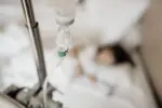 Mẹ tiêm chất thải người vào tĩnh mạch của con mình
