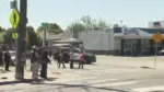 Hai bé trai trộm xe của mẹ, gây tai nạn nghiêm trọng cho một phụ nữ ở Oakland.