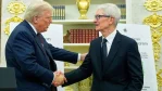 Tim Cook trao lại quyền điều hành Apple, vẫn giữ vai trò cố vấn Trump