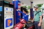 Việt Nam tính giảm thuế xăng, xem xét hạ giá điện