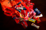 Bất chấp kinh tế u ám và lạm phát, người Mỹ vẫn mạnh tay mua kẹo Halloween
