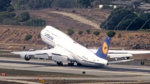 Khoảnh khắc kinh hoàng boeing 747 nảy khỏi đường băng lax suýt quệt đuôi xuống đất