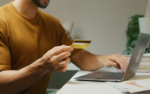 Hơn một phần ba người Mỹ thu nhập trên 500.000 USD sống kiểu giật gấu vá vai