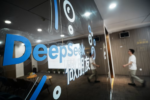 Trung Quốc lên tiếng bảo vệ DeepSeek sau khi Mỹ cấm trí tuệ nhân tạo này khỏi các hệ thống chính phủ